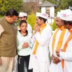 मुख्यमंत्री पुष्कर सिंह धामी को मुख्यमंत्री आवास में चम्पावत से आए होल्यारों ने दी होली की शुभकामनाएं