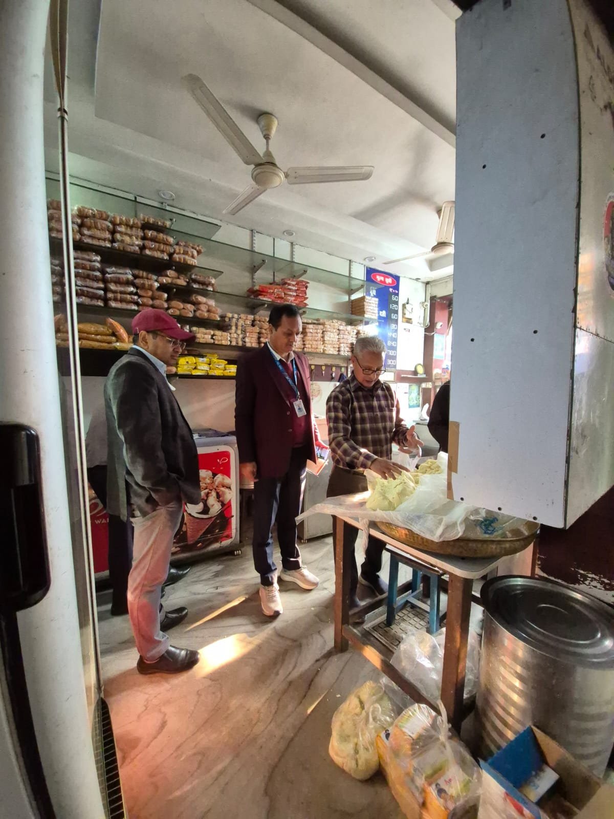 देहरादून: मिलावटखोरों पर विभाग का ‘सर्जिकल स्ट्राइक’, मावा मंडी में तड़के 5 बजे छापेमारी से मचा हड़कंप