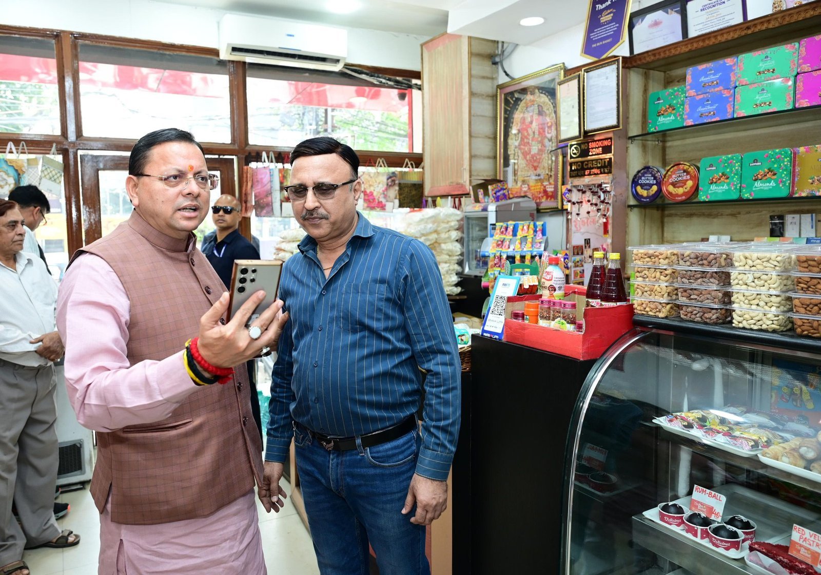 जन शिकायत की पड़ताल करने मौके पर पहुंचे सीएम, वीडियो कॉल के जरिए अधिकारियों को दिखाई स्थिति,सीएम हेल्पलाइन पर दर्ज शिकायत की पड़ताल करने खुद मौके पर पहुंचे सीएम धामी