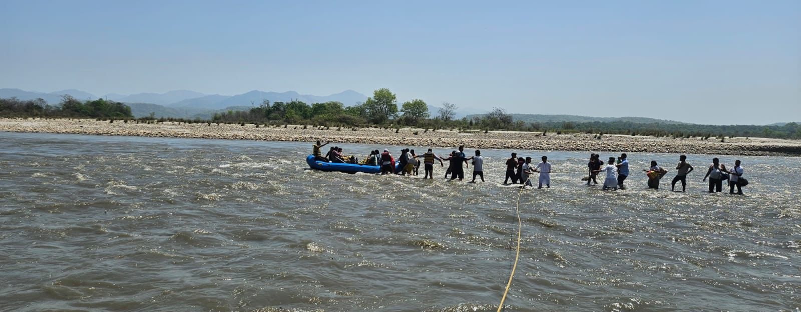 हरिद्वार: उफनती गंगा के बीच ‘काल’ बन गया था टापू, जल पुलिस ने बचाई 21 जिंदगियां