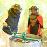​कृषि मंत्री गणेश जोशी ने अपने आवास पर निकाला शहद; बोले- 90% तक अनुदान देकर मधुमक्खी पालन को बढ़ावा दे रही सरकार