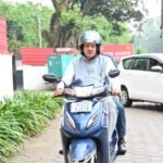 पीएम मोदी के आह्वान पर कृषि मंत्री गणेश जोशी की नई पहल, दोपहिया वाहन से पहुंचे कैंप कार्यालय।
