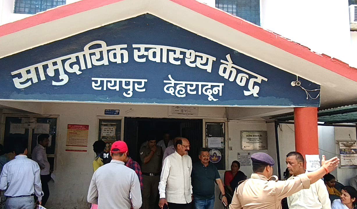 स्वास्थ्य मंत्री सुबोध उनियाल का सीएचसी रायपुर पर औचक निरीक्षण, व्यवस्थाओं को परखा,डॉक्टर मिले मुस्तैद, मरीजों को बेहतर उपचार व साफ-सफाई पर दिया जोर