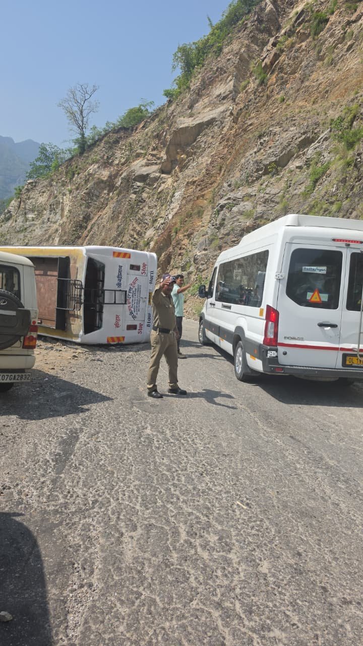 ऋषिकेश-बदरीनाथ हाईवे पर बड़ा हादसा: 39 यात्रियों से भरी बस पलटी, सभी सुरक्षित