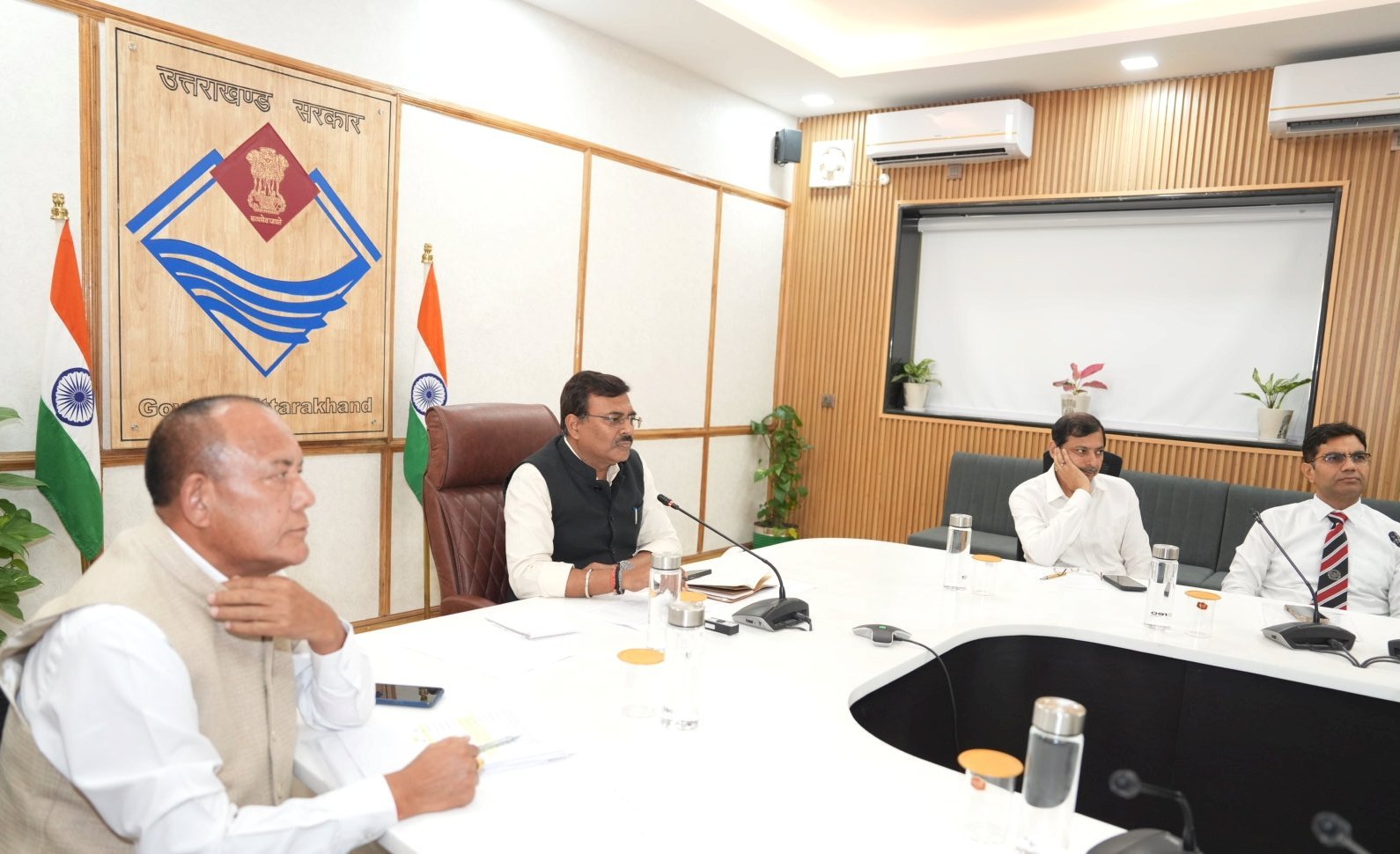 नीट और UKSSSC पुनर्परीक्षा को लेकर मुख्य सचिव सख्त; निष्पक्ष परीक्षा, परीक्षार्थियों को मुफ्त बस सेवा और योग दिवस की तैयारियों के दिए निर्देश