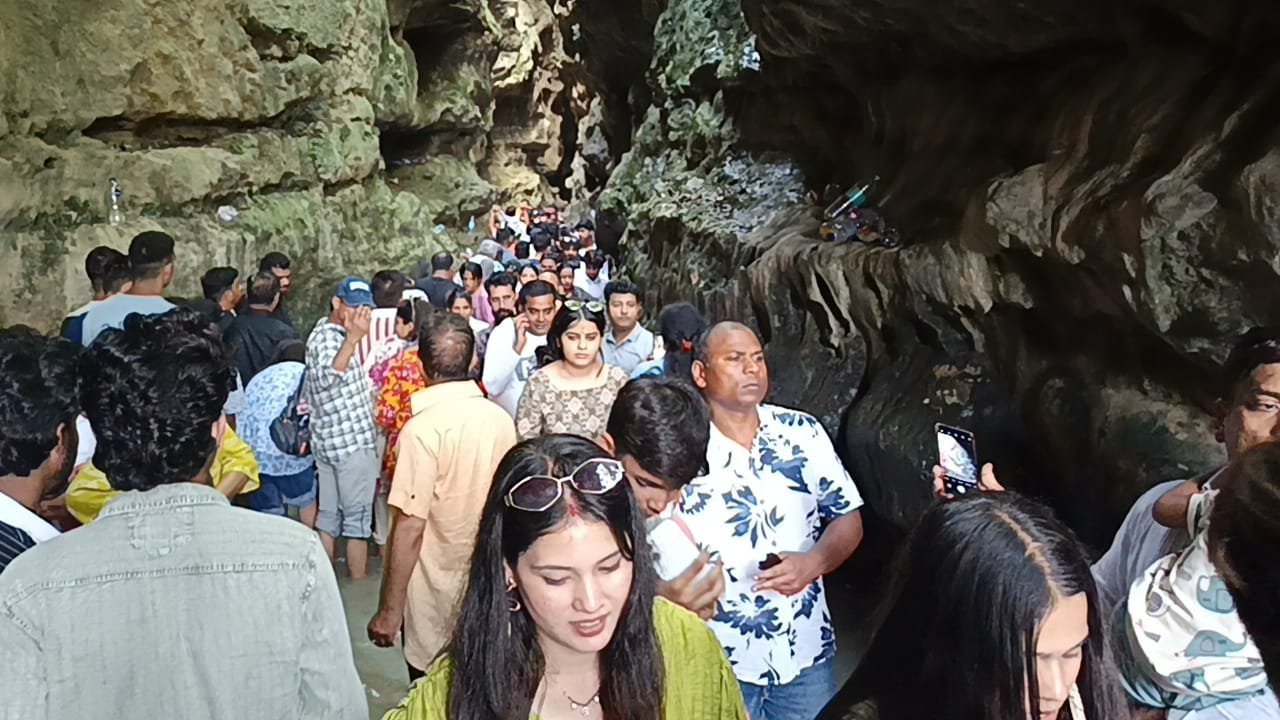 गढ़ी कैंट स्थित गुचुपानी में पर्यटकों का लगा जमावड़ा, ठंडे पानी से मिटा रहे थकान,सहस्त्रधारा के बाद गुचुपानी बन रहा पर्यटकों की पहली पसंद