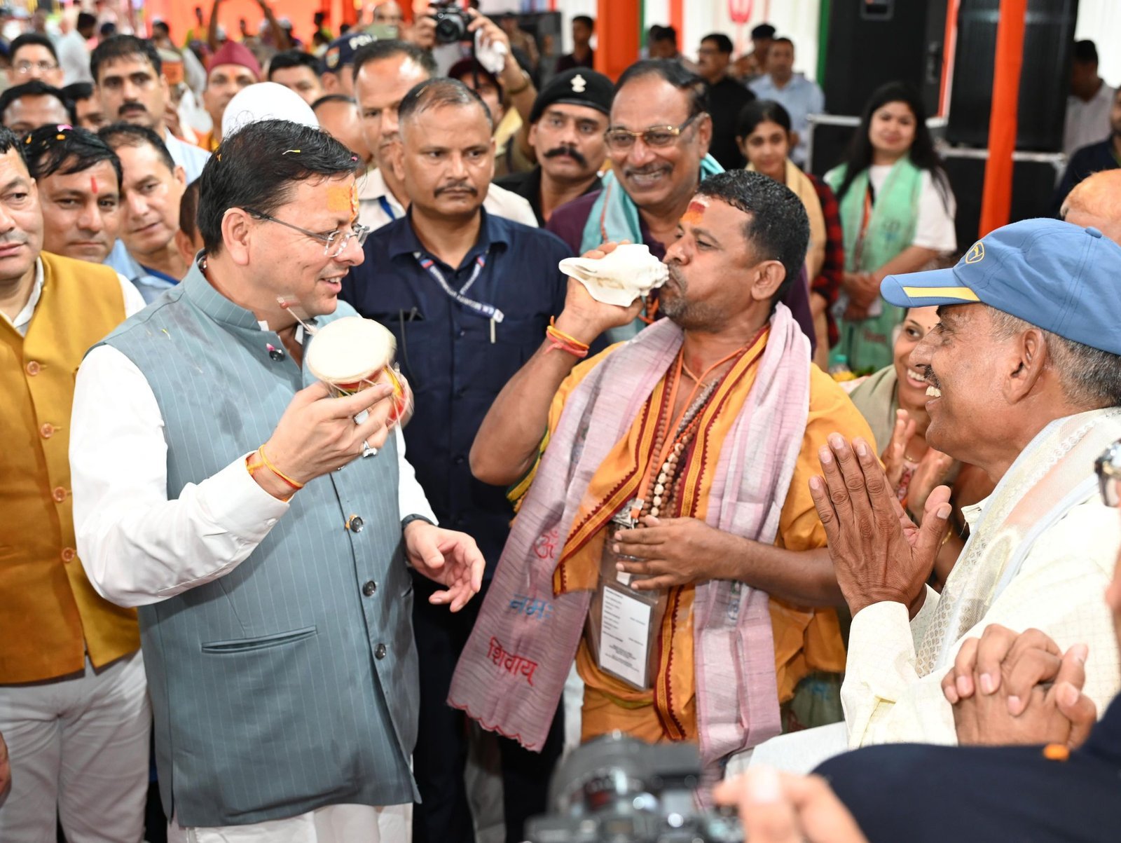 टनकपुर से कैलाश मानसरोवर यात्रा के प्रथम दल को मुख्यमंत्री  पुष्कर सिंह धामी ने हरी झंडी दिखाकर किया रवाना