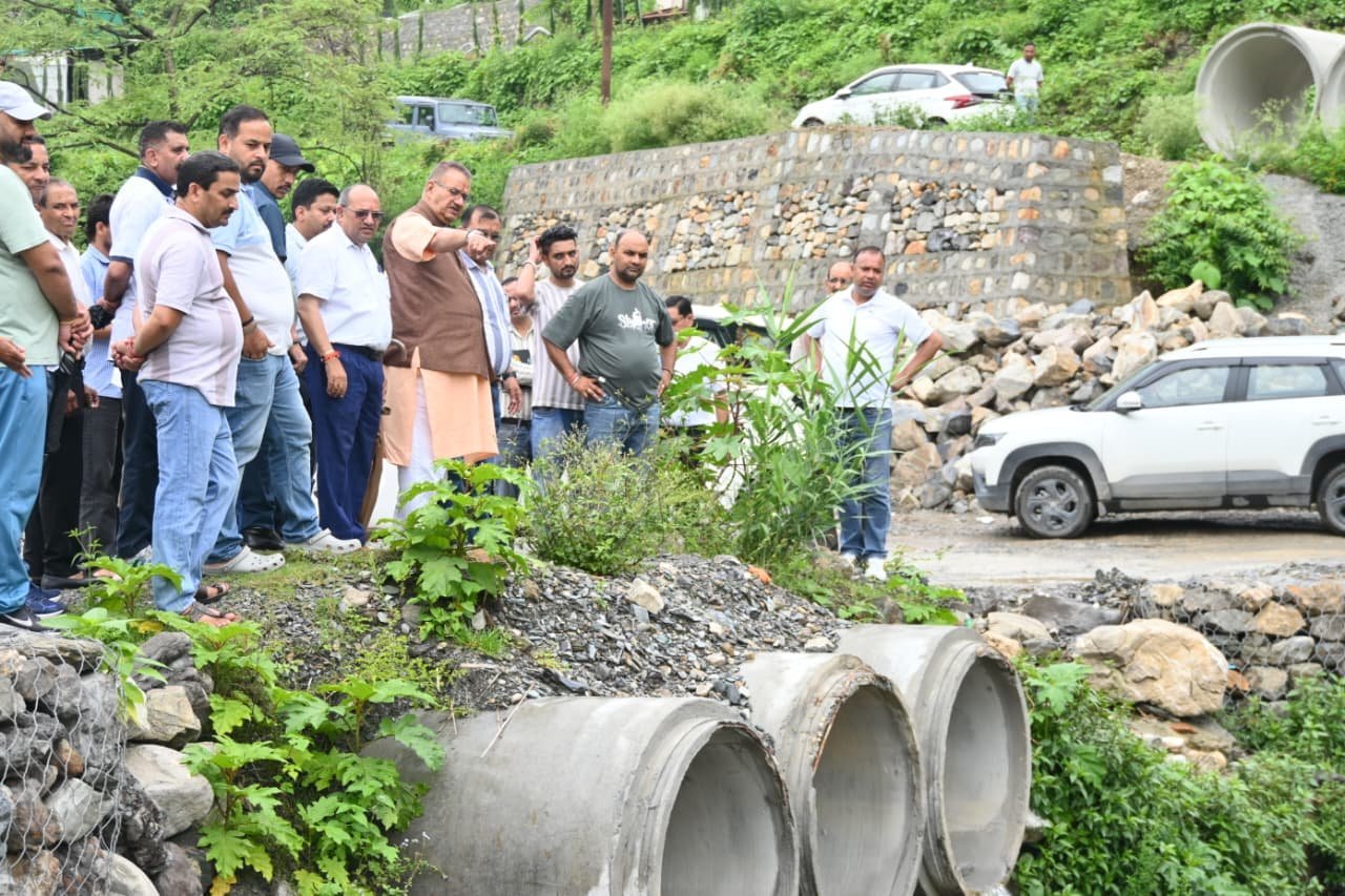 संवेदनशील क्षेत्रों का दौरा कर कैबिनेट मंत्री गणेश जोशी ने सुरक्षात्मक कार्यों का जायजा लिया