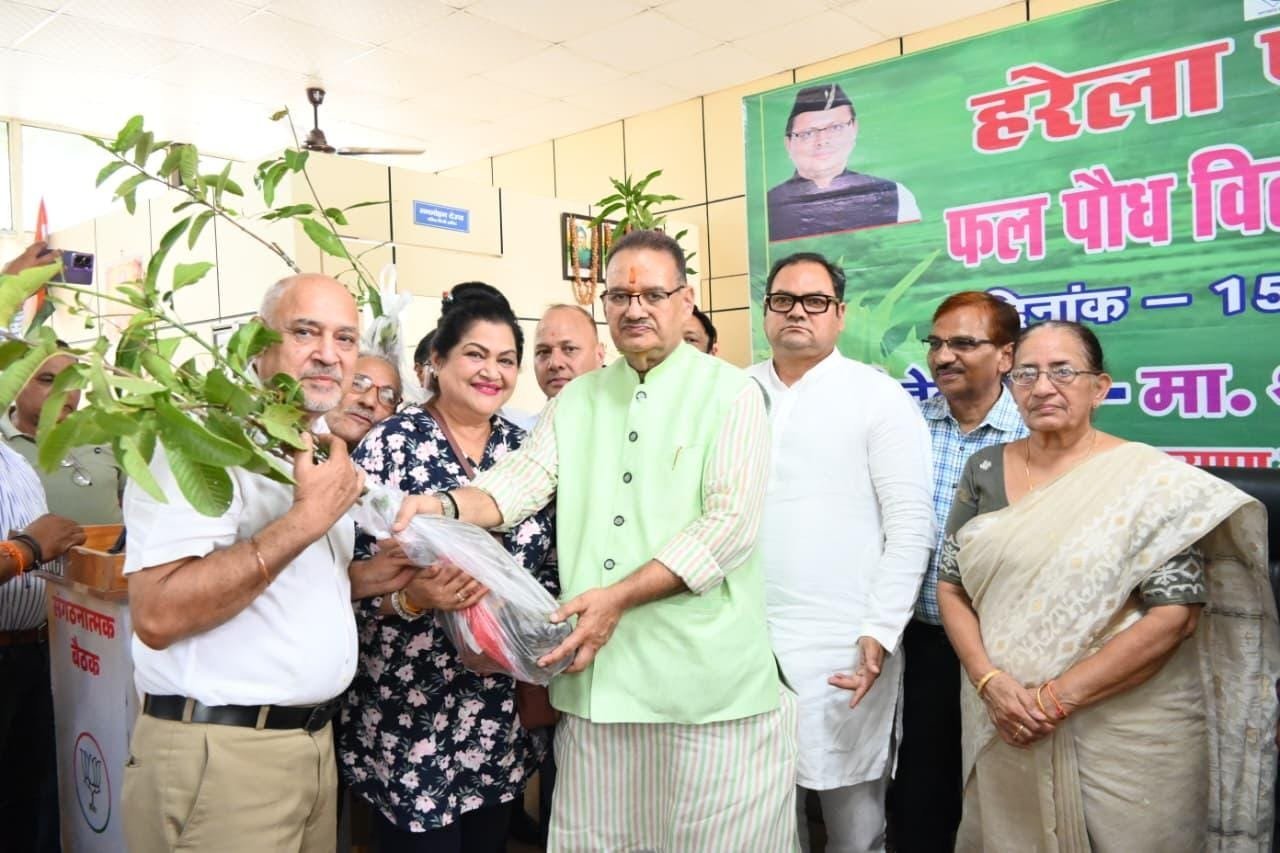 हरेला पर्व: उत्तराखंड में रोपे जाएंगे 11 लाख पौधे, कृषि मंत्री गणेश जोशी ने बांटे निःशुल्क फलदार पौधे