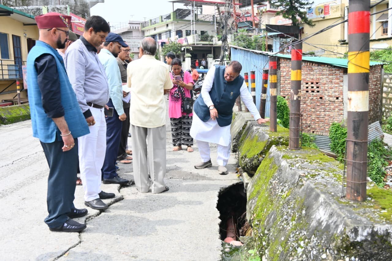 कैबिनेट मंत्री गणेश जोशी ने मंदाकिनी विहार में क्षतिग्रस्त पुल का किया निरीक्षण, 1 सप्ताह में नए पुल की DPR बनाने के दिए निर्देश
