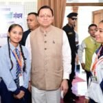 CM धामी ने लवप्रीत की बात पर लगाई मुहर; सरकारी स्कूलों के छात्रों को DBT से मिलेंगे टैबलेट, लवप्रीत के घर भी पहुंचा टैब