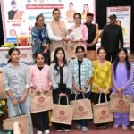 अंतरराष्ट्रीय  बालिका दिवस पर 149 मेधावी बेटियों को CM धामी ने दिए स्मार्टफोन